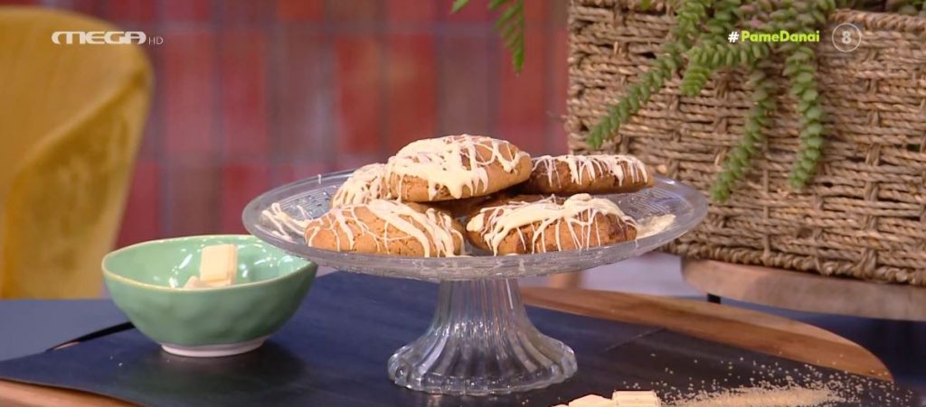 Ο Τίμος Ζαχαράτος μάς ετοιμάζει cookies με λευκή σοκολάτα!