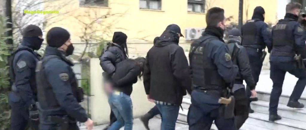 Κυψέλη: Αμίλητη και με σκυμμένο κεφάλι η 29χρονη ενώπιον της ανακρίτριας για τη δολοφονία του γιου της