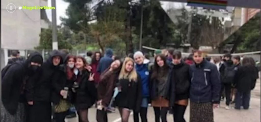 Ίλιον: Μαθητής αποβλήθηκε από την τάξη γιατί φορούσε φούστα – Συγκινητική η συμπαράσταση των συμμαθητών του
