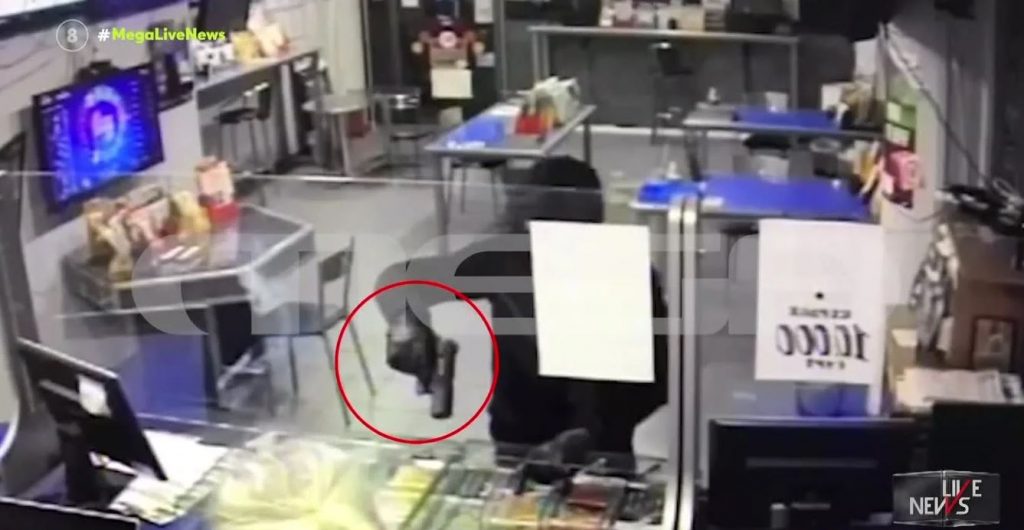 Γλυφάδα: Τρόμος σε πρακτορείο – Την σημάδευε με το όπλο