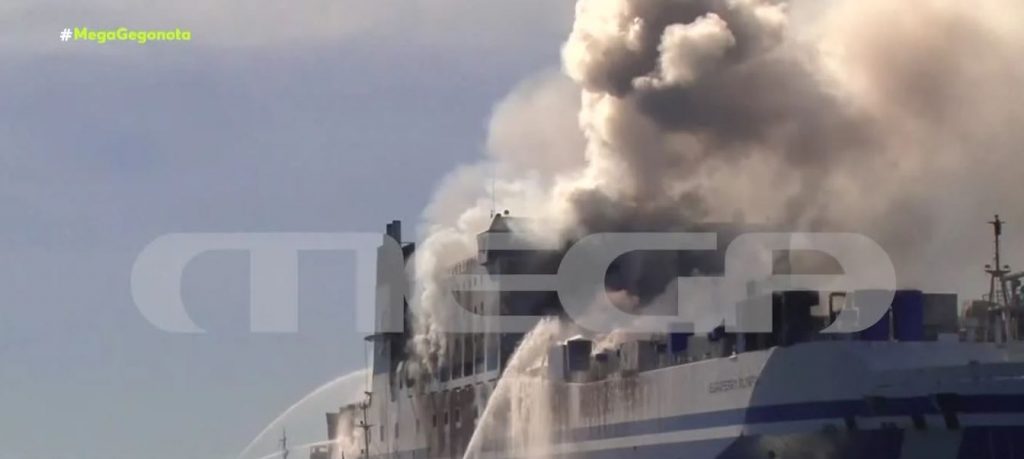 Αίσιο τέλος για τους δύο εγκλωβισμένους στο φλεγόμενο πλοίο – «Τα πάντα γύρω μας καίγονταν»