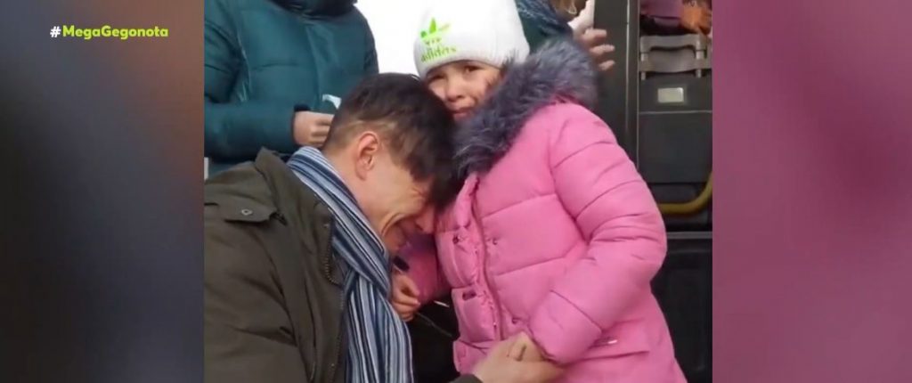 Ουκρανία: Ραγίζει καρδιές ο αποχωρισμός του πατέρα από την κόρη του