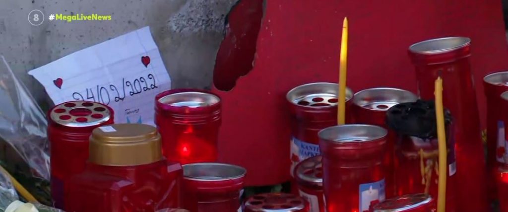 Θεσσαλονίκη: Το τελευταίο αντίο στη μητέρα & τα δύο παιδιά της που εγκλωβίστηκαν στο φλεγόμενο σπίτι τους