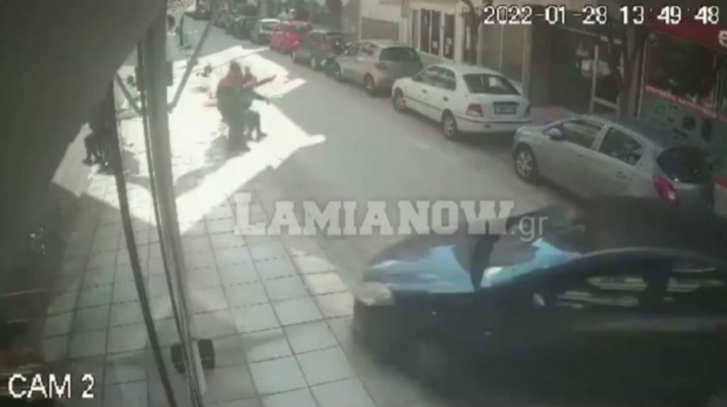 Αλεξανδρούπολη: Αυτοκίνητο καρφώθηκε σε τζαμαρία καταστήματος