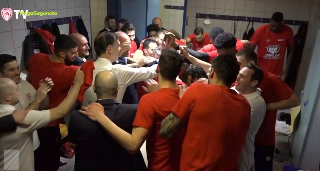 Ολυμπιακός: Έξαλλοι πανηγυρισμοί για την κατάκτηση του Κυπέλλου