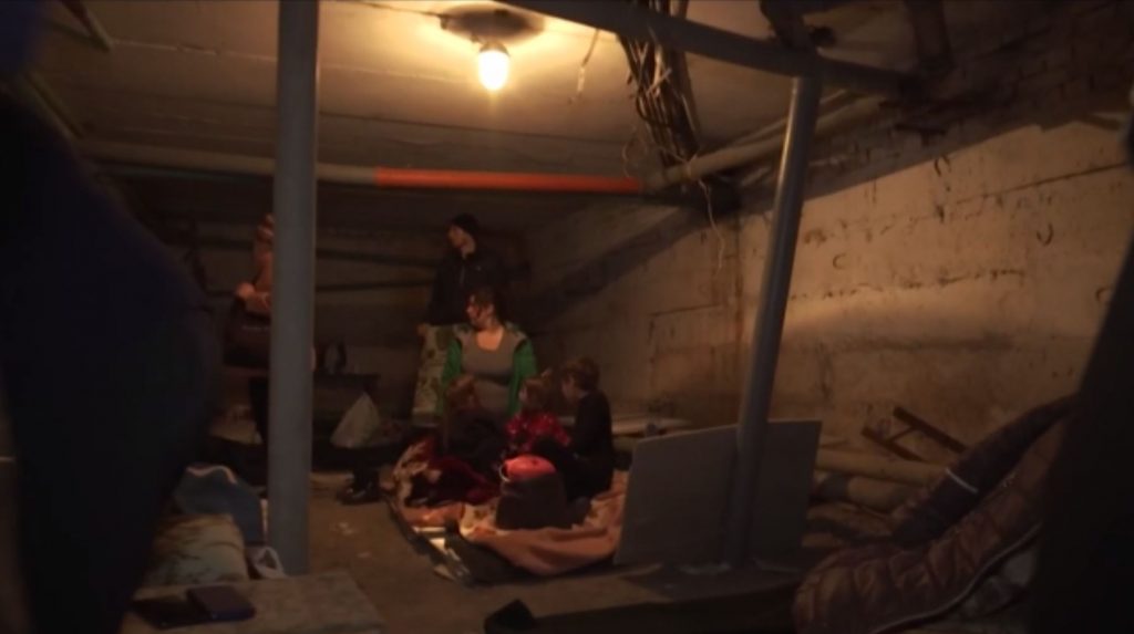 Γενέθλια στο καταφύγιο – Έλληνες ομογενείς εγκατέλειψαν τα σπίτια του για να σωθούν