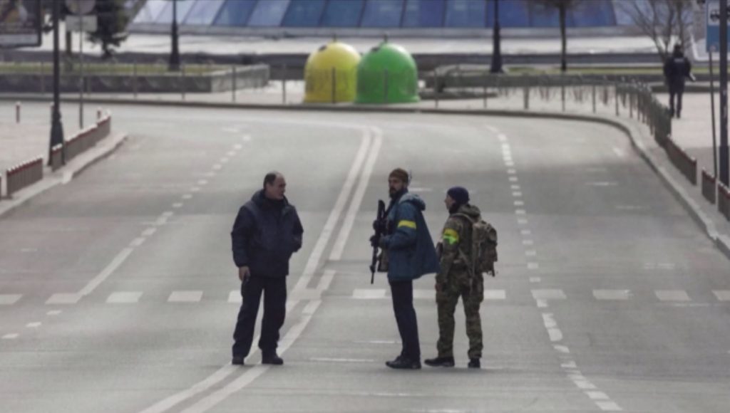 Ρωσικές στρατιωτικές δυνάμεις σφυροκοπούν το Κίεβο