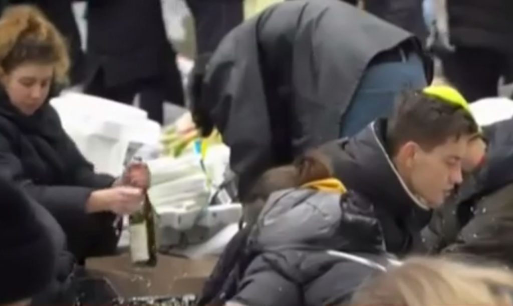Γυναικόπαιδα φτιάχνουν μολότοφ σε πόλεις της Ουκρανίας