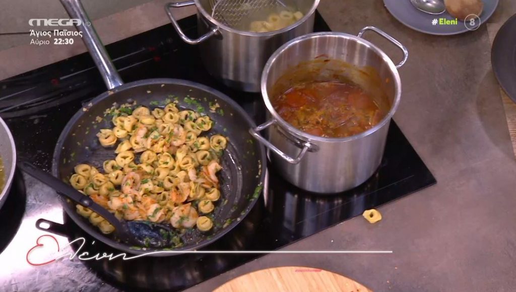 Ο Γιώργος Παπακώστας φτιάχνει τορτελίνι με γαρίδες σε στυλ alfredo