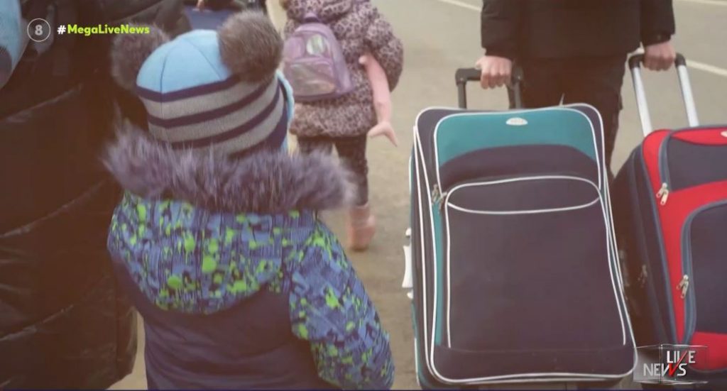 Καραβάνι προσφύγων εγκαταλείπει την Ουκρανία με κάθε μέσο