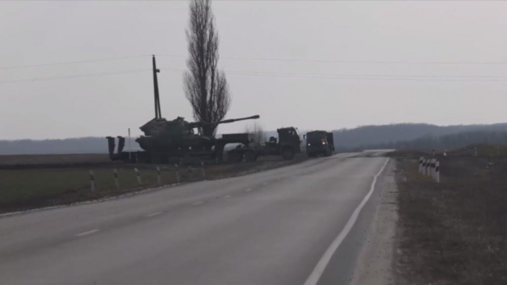 Ουκρανία: Φάλαγγες ρωσικών τανκς στα ανατολικά, επιστράτευση κήρυξε το Κίεβο