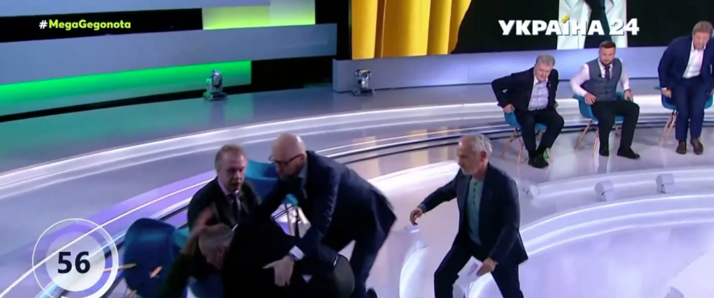 Ουκρανία: Γροθιές στον τηλεοπτικό «αέρα» μεταξύ δημοσιογράφου και φιλορώσου βουλευτή