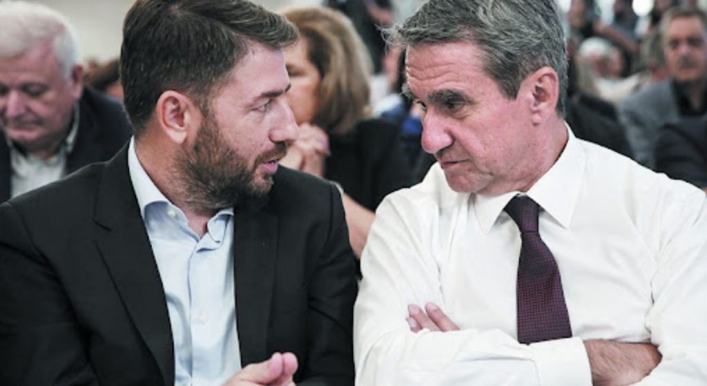 Νέα επίθεση στο ΚΙΝΑΛ για τις… ίσες αποστάσεις – Η απάντηση Ανδρουλάκη