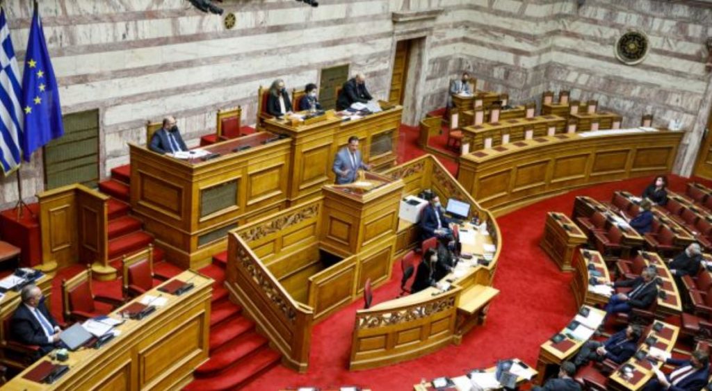 Σφοδρή πολιτική κόντρα ΝΔ – ΣΥΡΙΖΑ με φόντο τη μείωση του ΕΝΦΙΑ