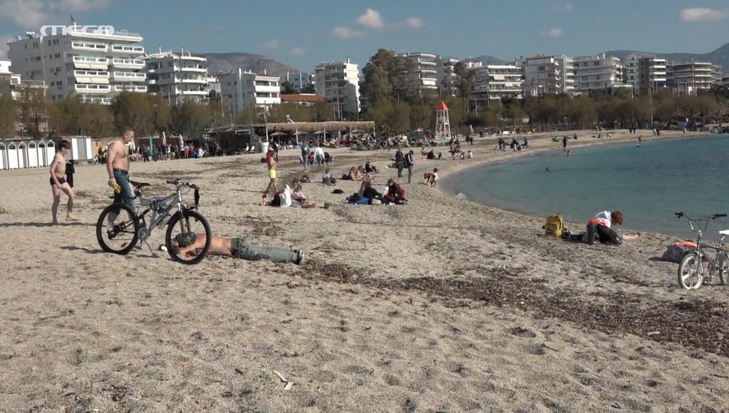 Καιρός: Οι υψηλές θερμοκρασίες οδήγησαν τους Αθηναίους στη θάλασσα