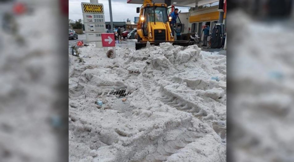 Πρωτοφανείς εικόνες στη Σαντορίνη – «Πνίγηκε» στο χαλάζι
