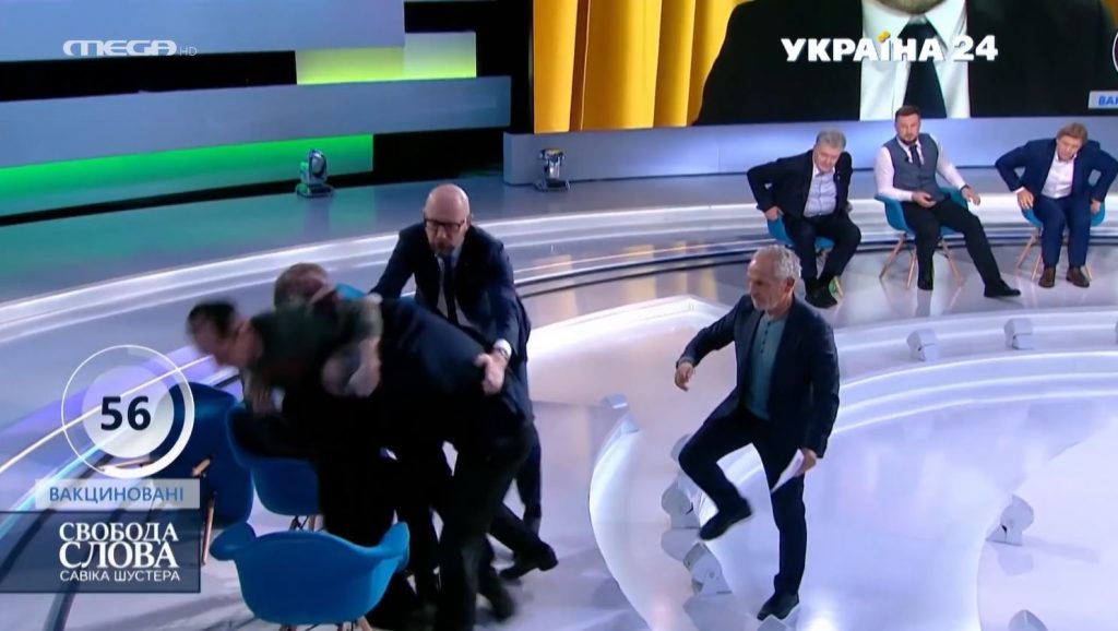 Μπουνιές & κλωτσιές σε ζωντανή μετάδοση - Όταν το στούντιο γίνεται… ρινγκ