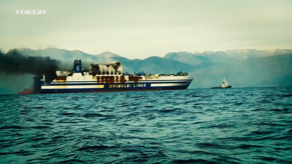 Κέρκυρα: Καρέ καρέ οι προσπάθειες για την κατάσβεση της πυρκαγιάς στο «Euroferry Olympia»