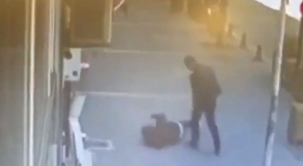 Τουρκία: Σοκαριστικό βίντεο ξυλοδαρμού γυναίκας στη μέση του δρόμου