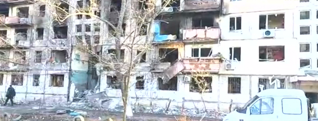 Ρωσικός πύραυλος χτύπησε πολυκατοικία στο Κίεβο – Συγκλονιστικές εικόνες από τα συντρίμμια