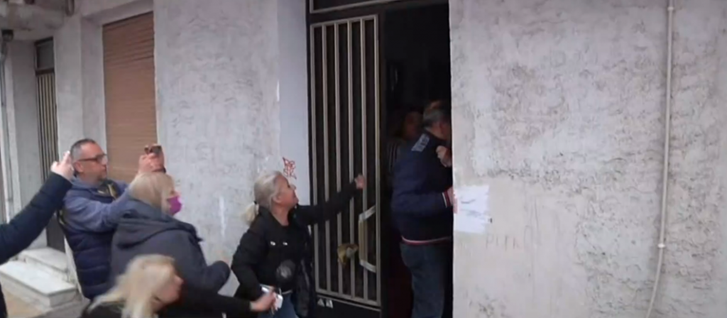 Κατάρες και πλήθος κόσμου έξω από το σπίτι της οικογένειας – Έγραψαν «θάνατος» στον τοίχο