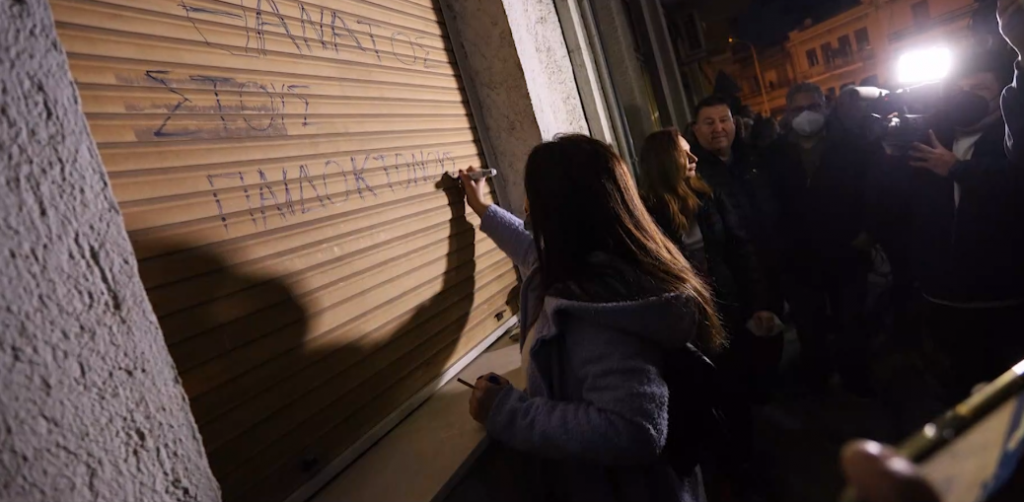 Πάτρα: Πρωτοφανείς εικόνες οργής έξω από το σπίτι της κατηγορούμενης μητέρας