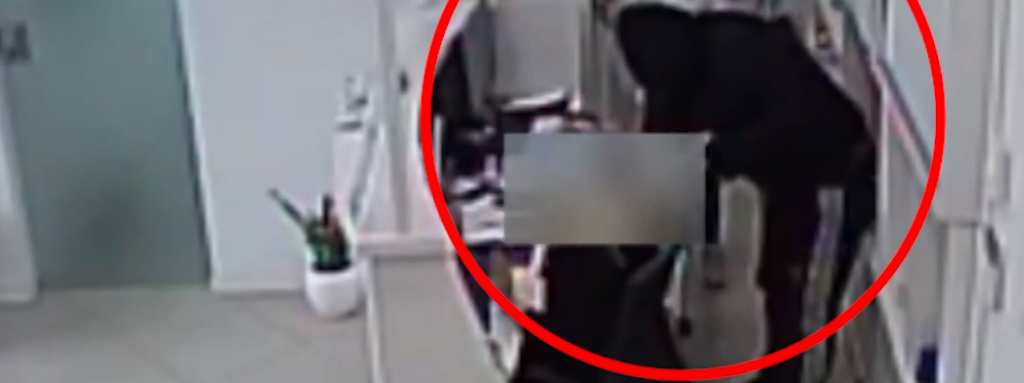 Βίντεο ντοκουμέντο: Κόλλησε το όπλο στο πρόσωπο της γιατρού και άρπαξε τις εισπράξεις από το διαγνωστικό κέντρο