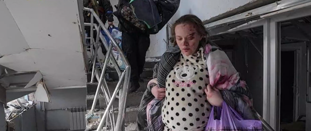 Γέννησε η έγκυος στη Μαριούπολη – Το Twitter κατέβασε ανάρτηση της ρωσικής πρεσβείας για στημένη επίθεση στο μαιευτήριο