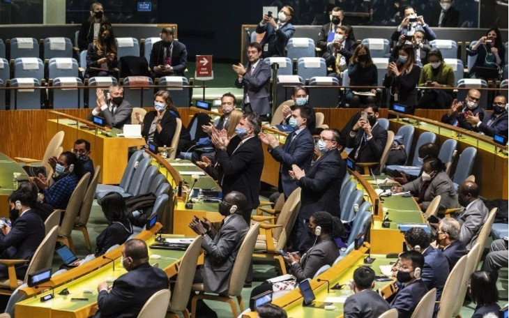 Πόλεμος στην Ουκρανία: Με συντριπτική πλειοψηφία η καταδίκη της Ρωσίας από τον ΟΗΕ – Ποιες χώρες είπαν «όχι»