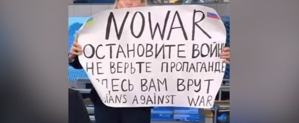 Εισβολή με πλακάτ «όχι στον πόλεμο» από δημοσιογράφο στη ρωσική τηλεόραση
