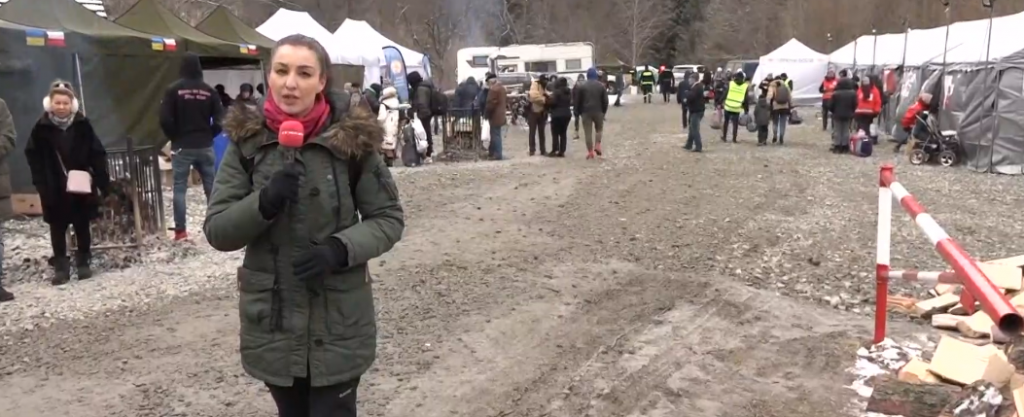 Συγκλονίζουν οι ιστορίες των χιλιάδων προσφύγων που φτάνουν στα σύνορα Ουκρανίας-Πολωνίας