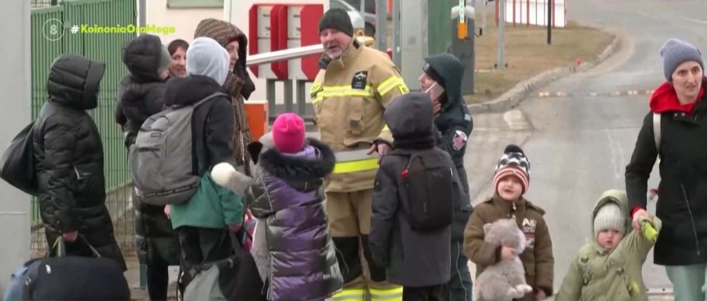 Πόλεμος στην Ουκρανία: Δύο μέρες ταξιδεύουν τα γυναικόπαιδα για να φτάσουν στην Ελλάδα – Ανθρωπιστική κρίση στα σύνορα Πολωνίας & Ρουμανίας