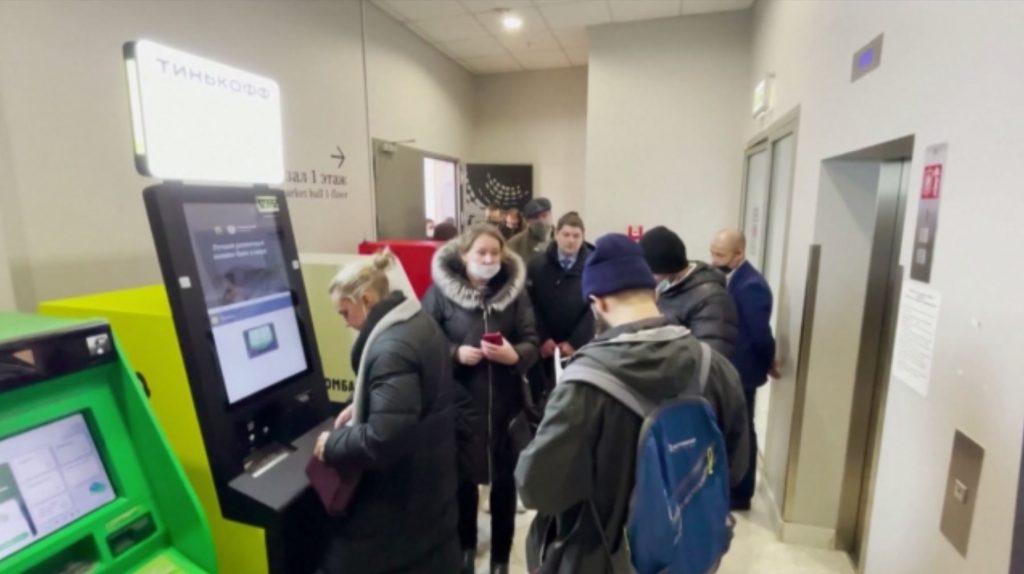 Ρωσία: Ανακοίνωσε capital controls για να αντιμετωπίσει τις κυρώσεις της Δύσης