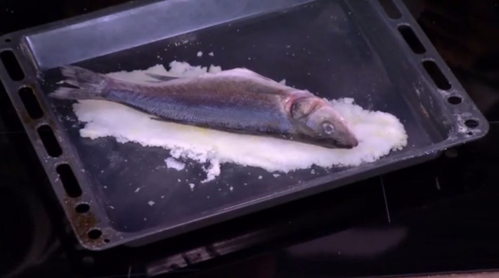 Ο Γιώργος Παπακώστας μας ετοιμάζει λαβράκι σε κρούστα αλατιού