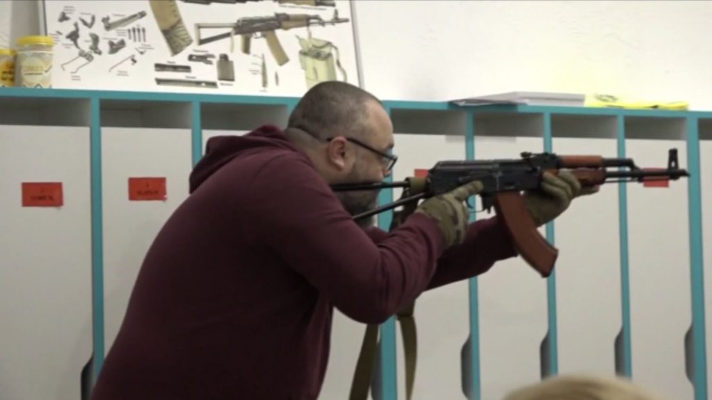 Πόλεμος στην Ουκρανία: Θωρακίζονται για τα χειρότερα στο Λβιβ – Απλοί πολίτες εκπαιδεύονται στη χρήση όπλων