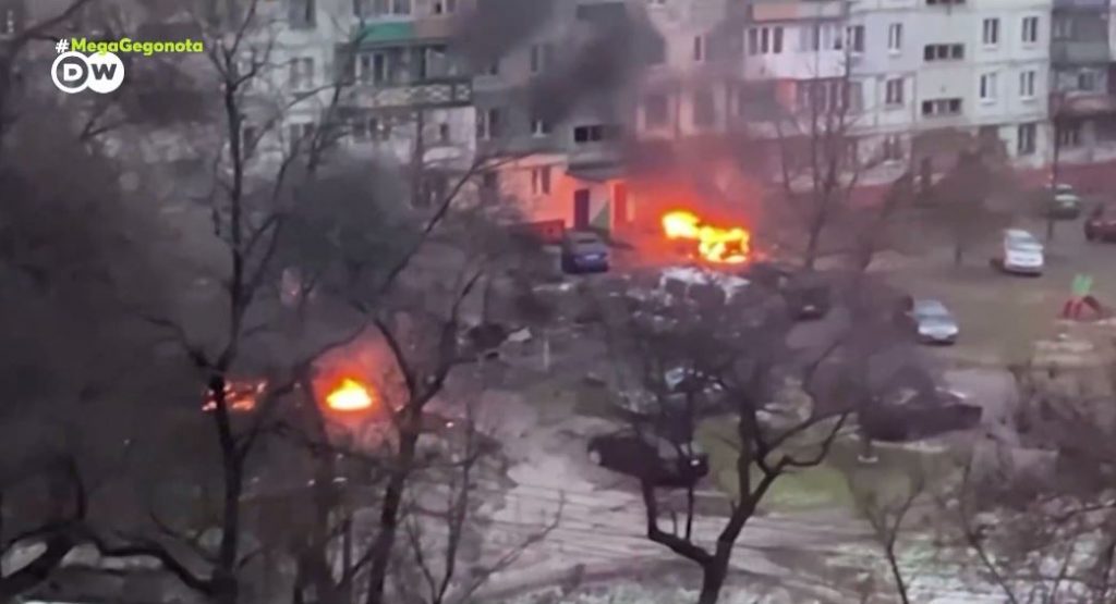 Παγιδευμένοι στις φλόγες του πολέμου οι κάτοικοι της Μαριούπολης