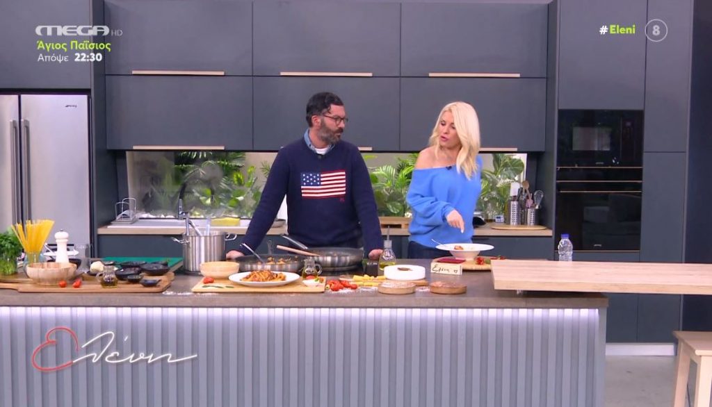 Ο Γιώργος Παπακώστας μας ετοιμάζει spaghetti puttanesca