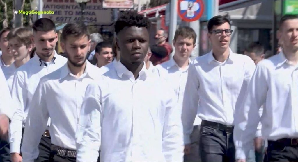 25η Μαρτίου: Παρέλασε ως αριστούχος αλλά κινδυνεύει να απελαθεί