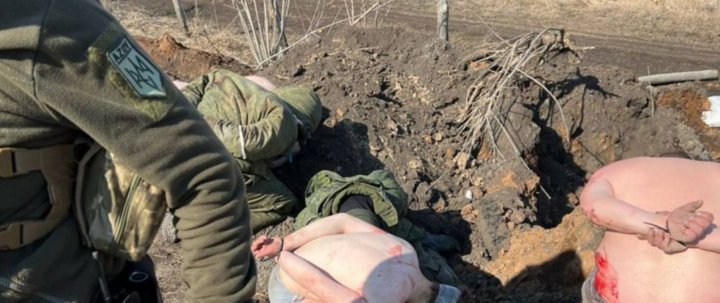 Ουκρανία: Βίντεο φέρεται να δείχνει βασανισμό Ρώσων αιχμαλώτων από Ουκρανούς εθνικιστές