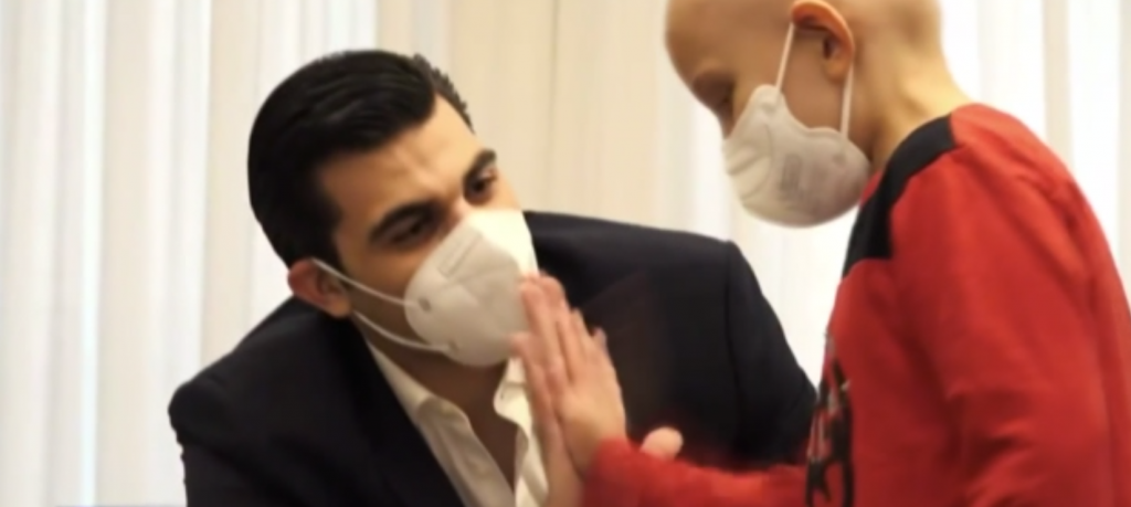 Ο Μιλτιάδης Μαρινάκης δίπλα στα παιδιά του συλλόγου «Ελπίδα»