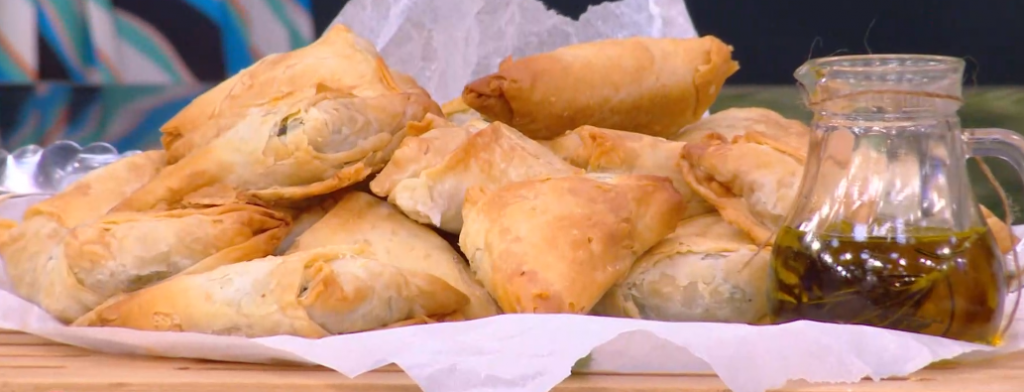 O Νικόλας Σακελλαρίου φτιάχνει τηγανητά τυροπιτάκια με ανθότυρο,φέτα και δυόσμο