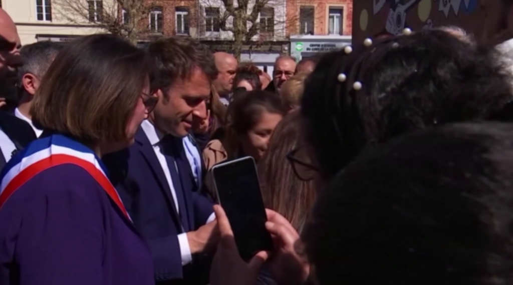 Γαλλία: Με το βλέμμα στον β΄ γύρο των εκλογών ο Μακρόν