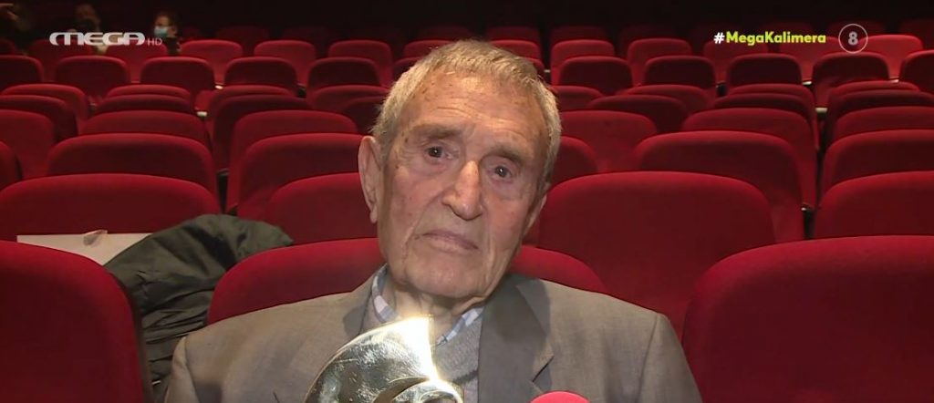 Η Finos Film τίμησε το Γιάννη Βογιατζή – Ποια συνάδελφός του έκανε επίτηδες λάθη για να… αποσπά φιλιά του;