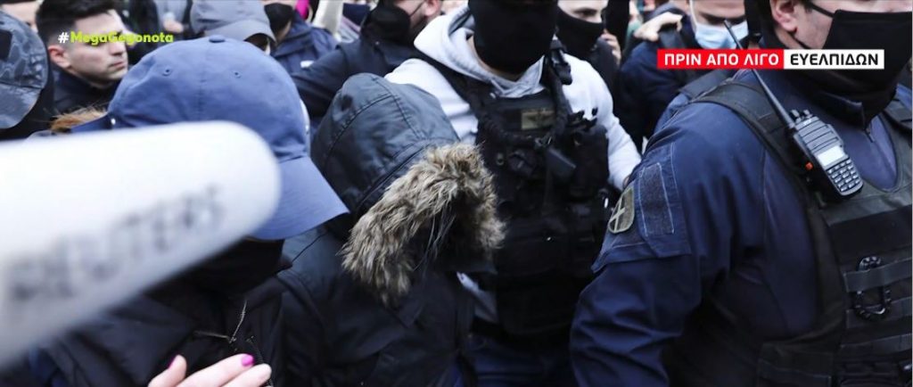 Πάτρα: Απολογείται η Ρούλα Πισπιρίγκου – Έντονες αποδοκιμασίες από το πλήθος έξω από τα δικαστήρια