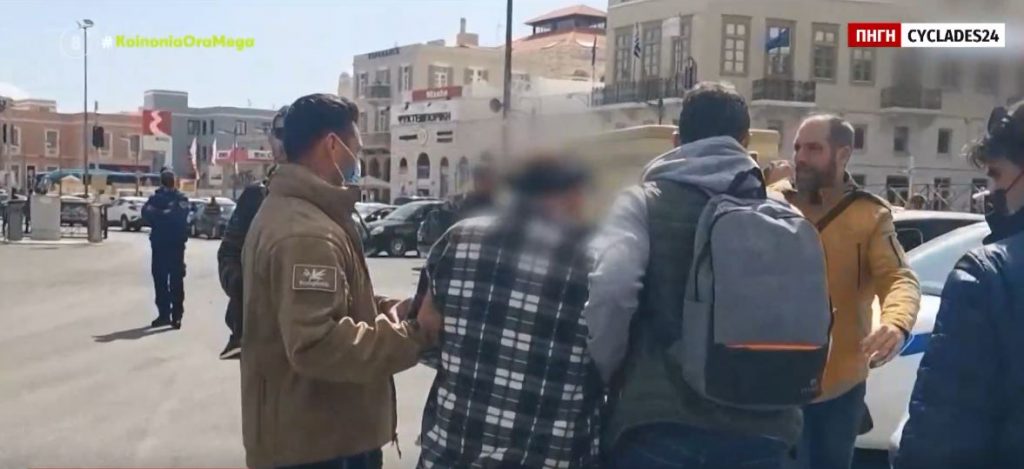 Έγκλημα στην Τήνο: Κάτω από αποδοκιμασίες στην εισαγγελία Σύρου ο 90χρονος που δολοφόνησε το γείτονά του