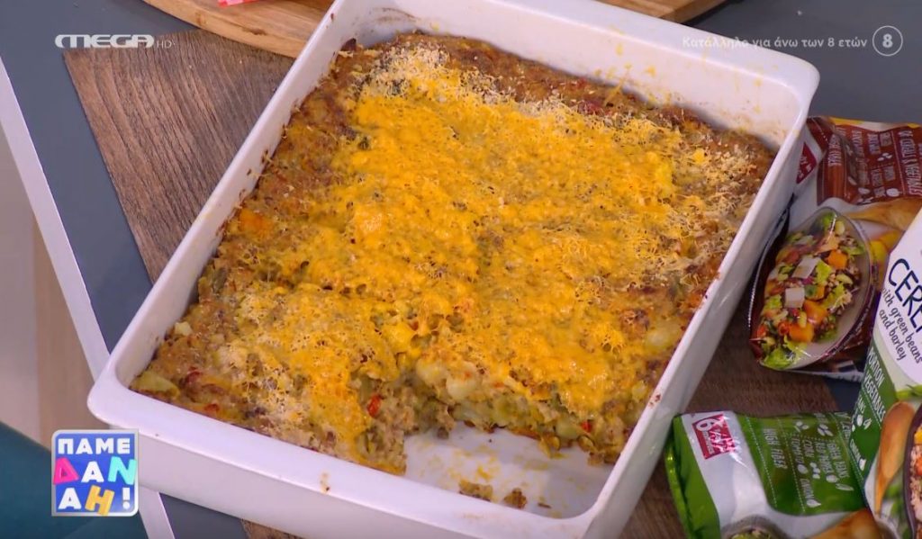 Ο Τίμος Ζαχαράτος μάς ετοιμάζει πατατόπιτα με μείγμα λαχανικών!