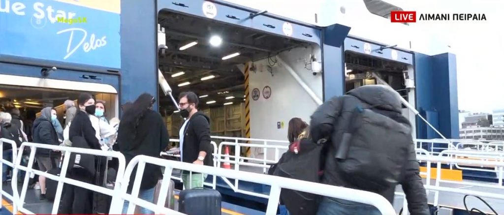 Πρωτομαγιά: Ξεκίνησε η έξοδος – Αυξημένη κίνηση στο λιμάνι του Πειραιά – 24ωρη απεργία της ΠΝΟ την Κυριακή στα λιμάνια