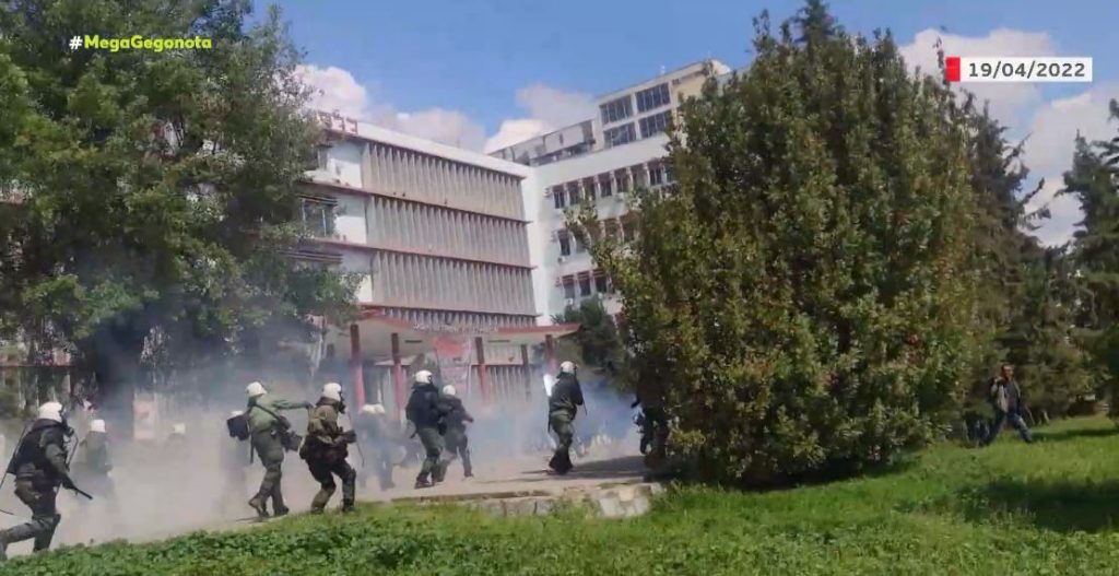 Επεισόδια στο ΑΠΘ επειδή χτίζεται βιβλιοθήκη – «Προσχηματική κίνηση για να εδραιωθεί η αστυνομοκρατία στα ΑΕΙ» καταγγέλουν φοιτητές