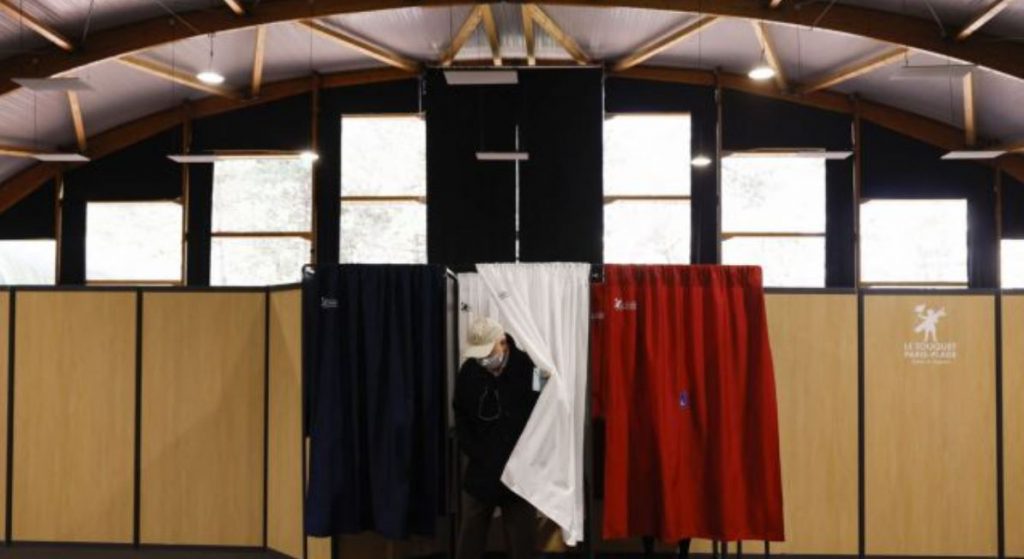 Γαλλία: Μειωμένη η προσέλευση στις κάλπες – Τι δείχνει το πρώτο exit poll