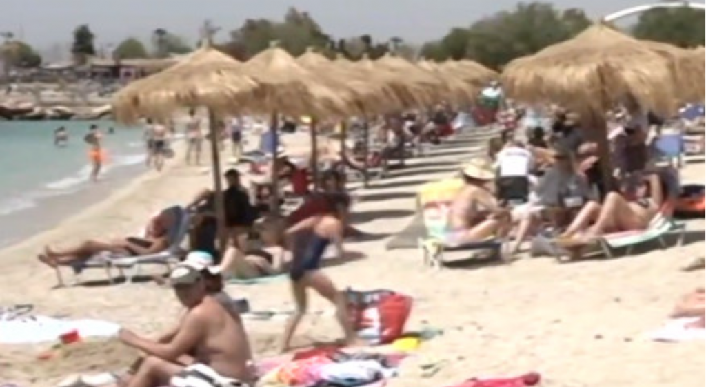 Καιρός: Γέμισαν από κόσμο οι παραλίες σε Αττική & Θεσσαλονίκη